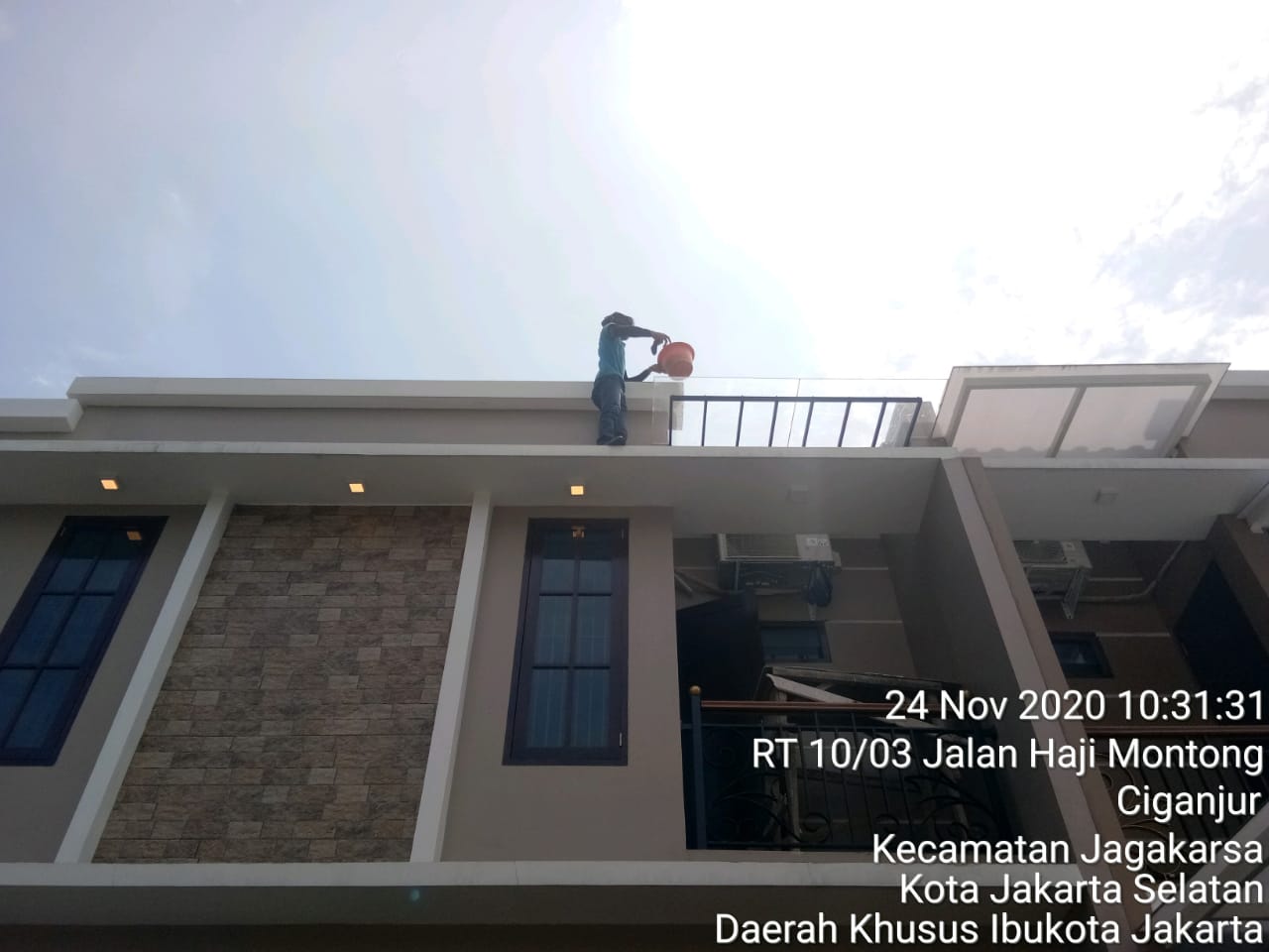 PENAMBAHAN KANOPI MINIMALIS DENGAN ATAP ACRYLIC